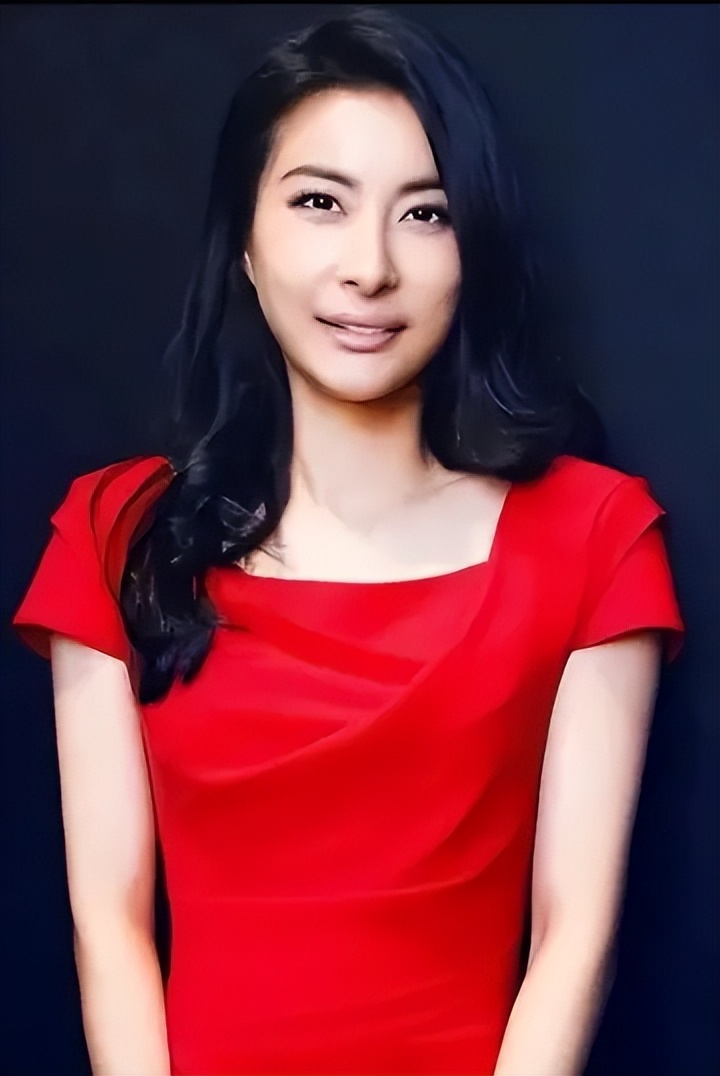 郭晶晶晒全家福为霍启刚庆生,豪宅大客厅曝光,满地衣服一片狼藉