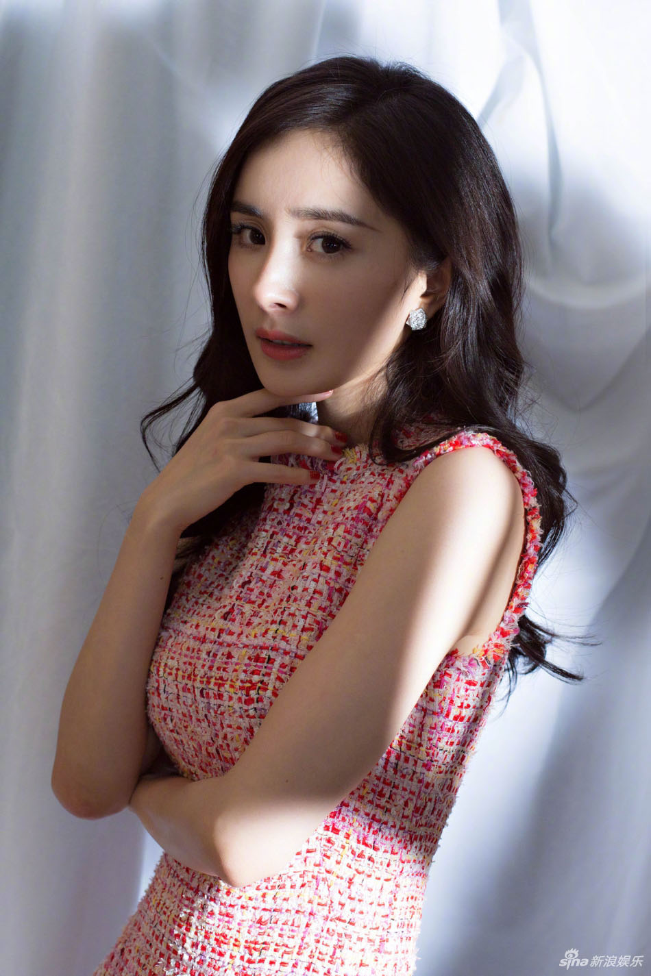 杨幂一身粉色短裙知性优雅 大波浪卷发披肩妩媚动人