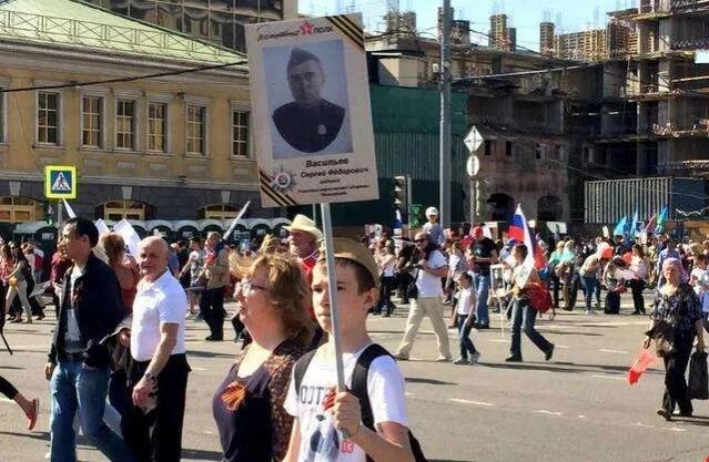 2015年，普京总统放下身份，举着父亲的遗像参加了游行，为什么会这样呢。