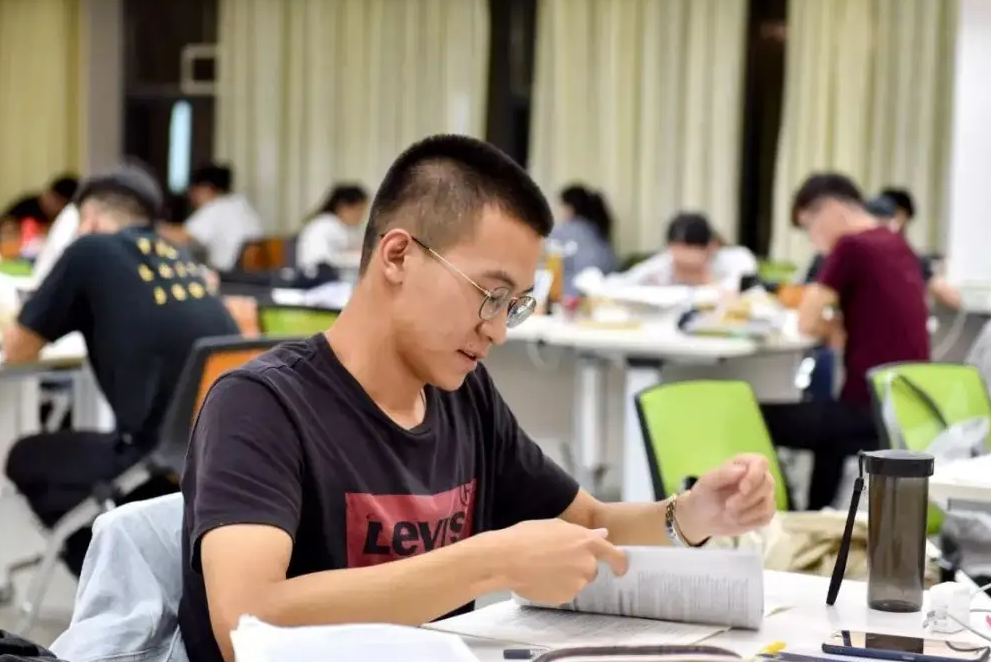 “没必要”考研的4个专业，读本科已经够吃香了，别白白浪费时间