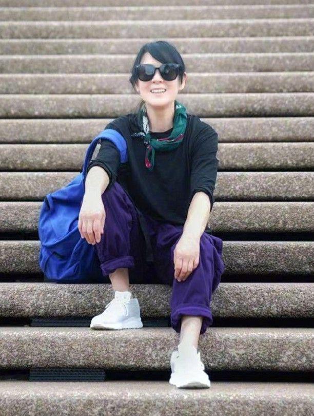 刘若英颜值下滑崩塌，身材也发福不行了，但53岁还有清纯气质