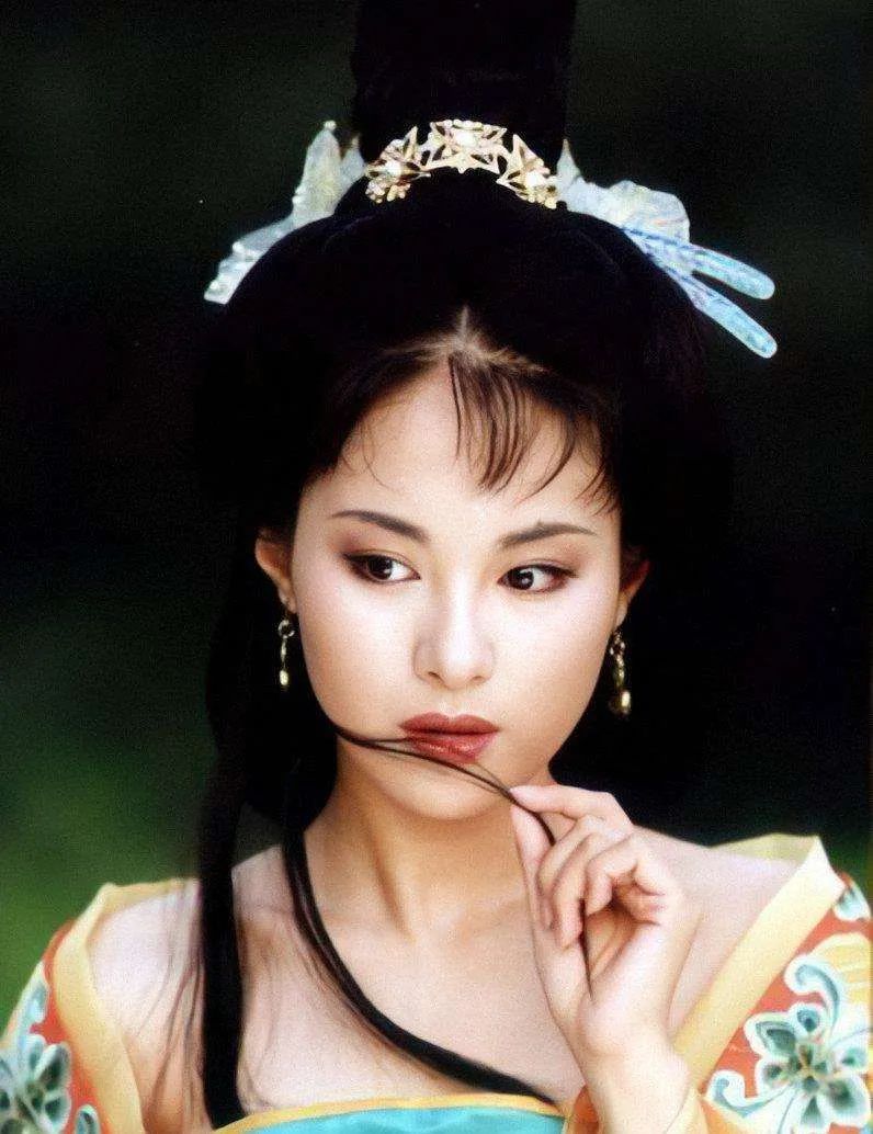 “古装女神”沈傲君的清醒人生，和她生命中爱过的2个重要男人