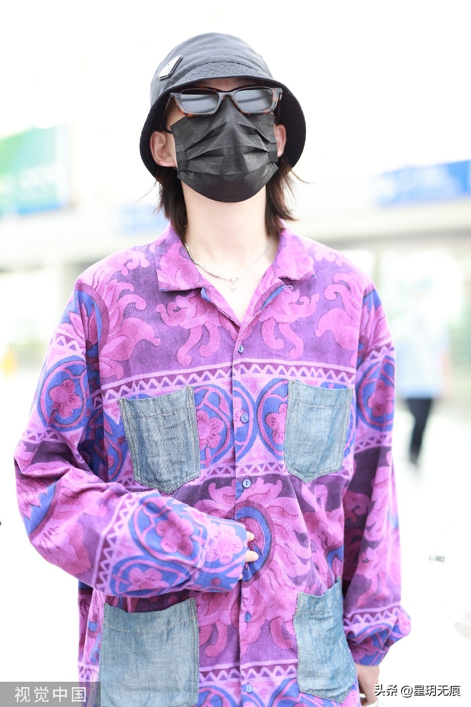 陆柯燃现身北京机场 穿花衬衫搭短裤诠释度假风穿搭