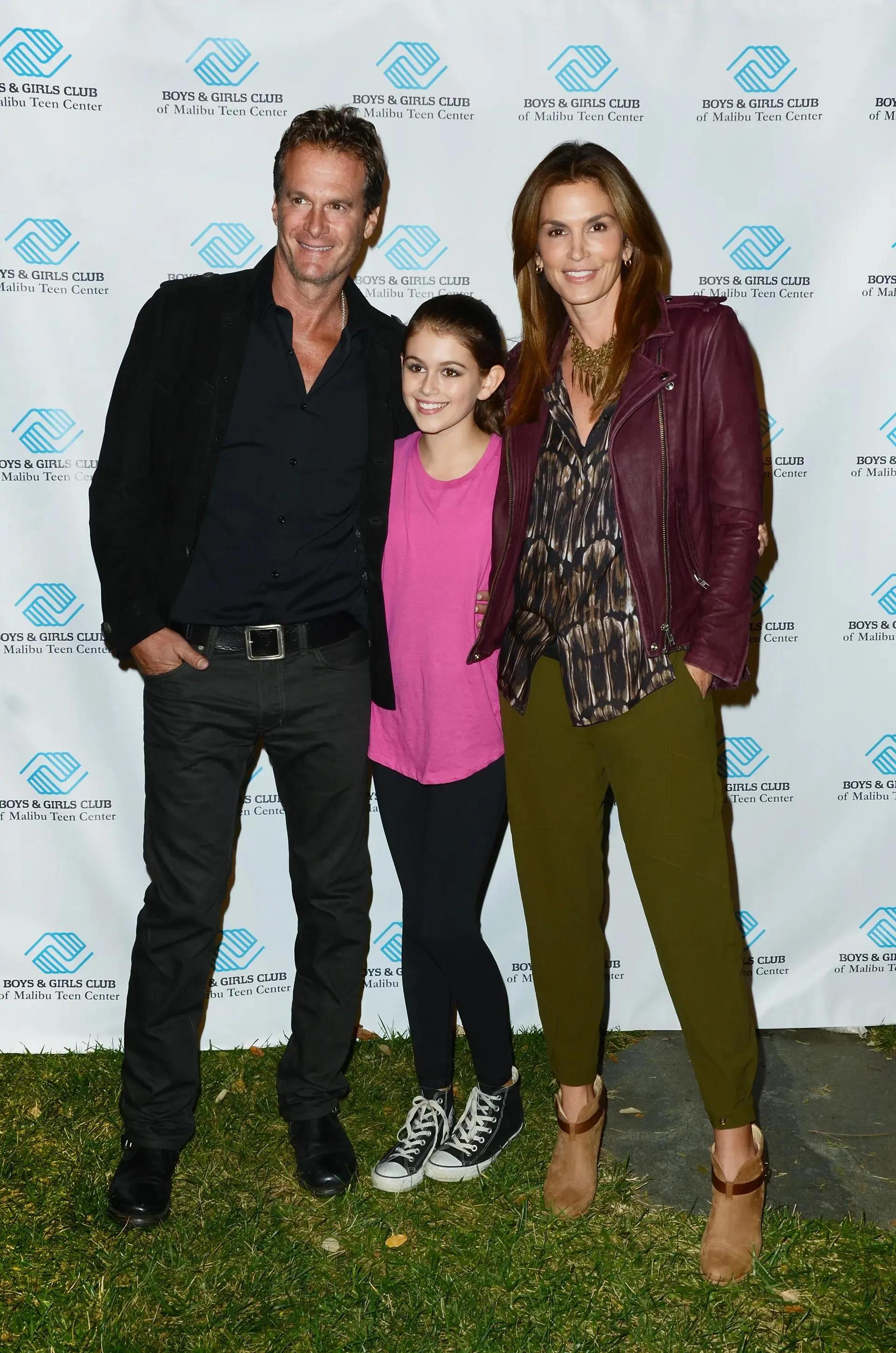 不愧是超模辛迪·克劳馥的女儿,大长腿逆天啊