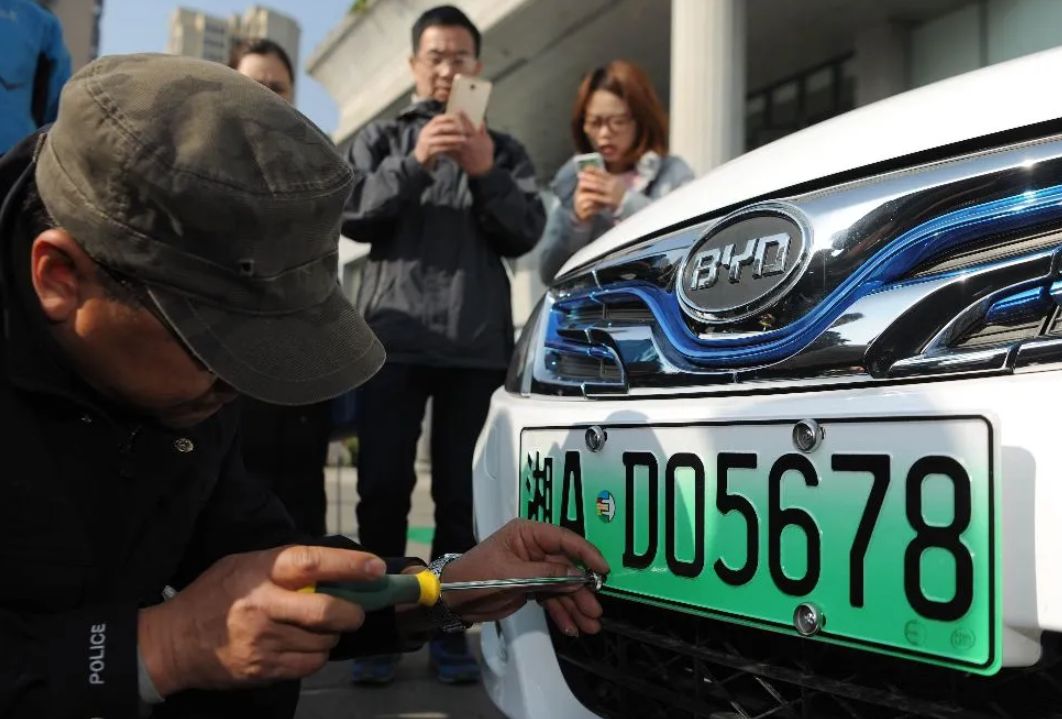 买新能源汽车省好几万，“免购置税”明年是否延续？工信部回应了