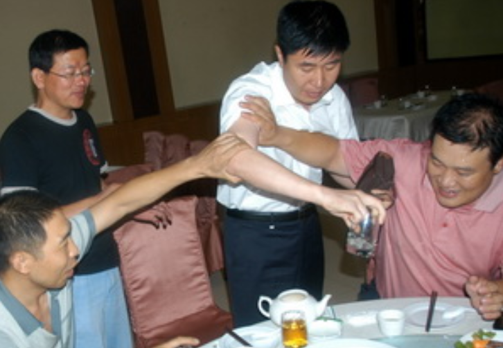 “中原第一酒神”张政，一顿能喝7斤白酒，如今却成反酒斗士