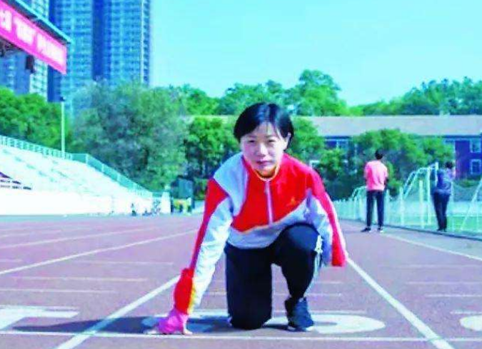 1994年，拾荒老人收养一独臂女弃婴，捡废品供她上学，如今怎样了