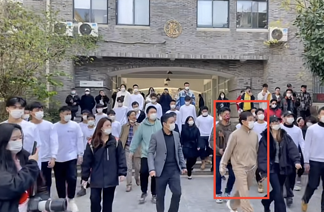 67岁成龙现身武汉高校上课，获百人迎接排场大，亲切打招呼无架子