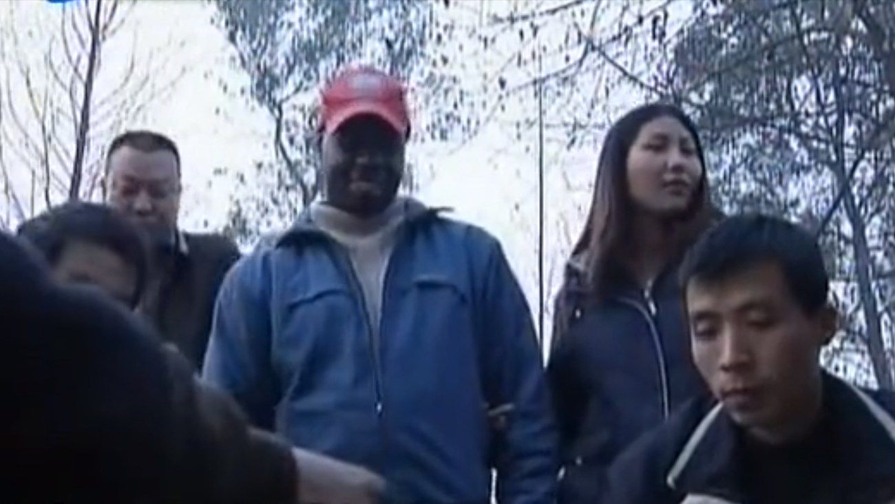 美国黑人留学生娶四川单亲妈妈，还打六份工，养妻子前男友的父母