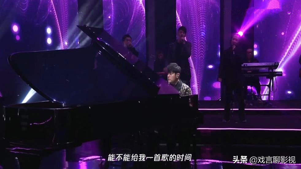 周杰伦的歌挺治愈(TMEA音乐盛典，周杰伦带你回忆青春，四首金曲，引起全网强烈共鸣)