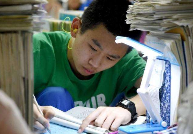 考上985、211大学有多不容易？班主任给出答案，底层父母很心酸