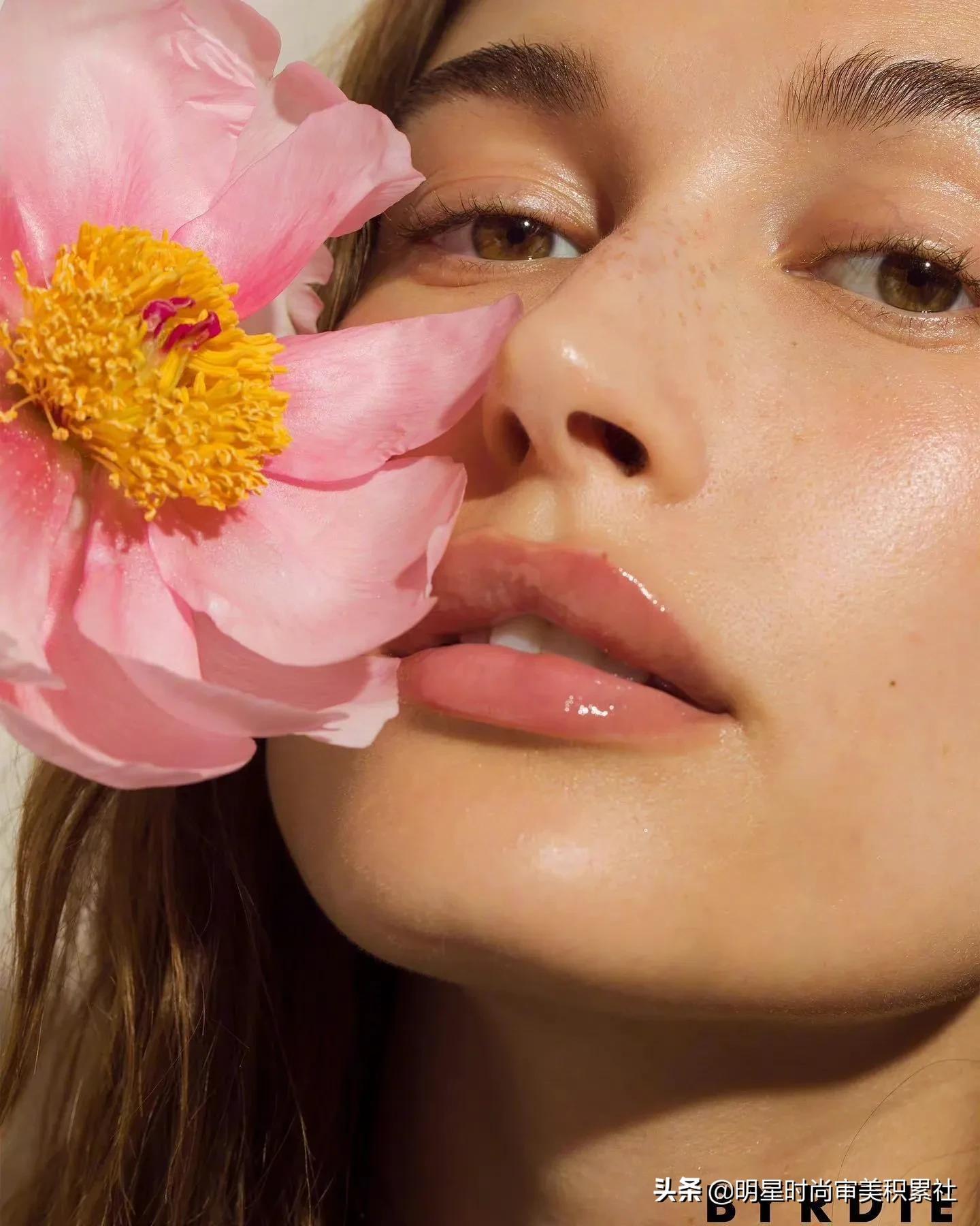 Hailey Bieber x《Byrdie》June 2022｜清透妆容下的怼脸特写