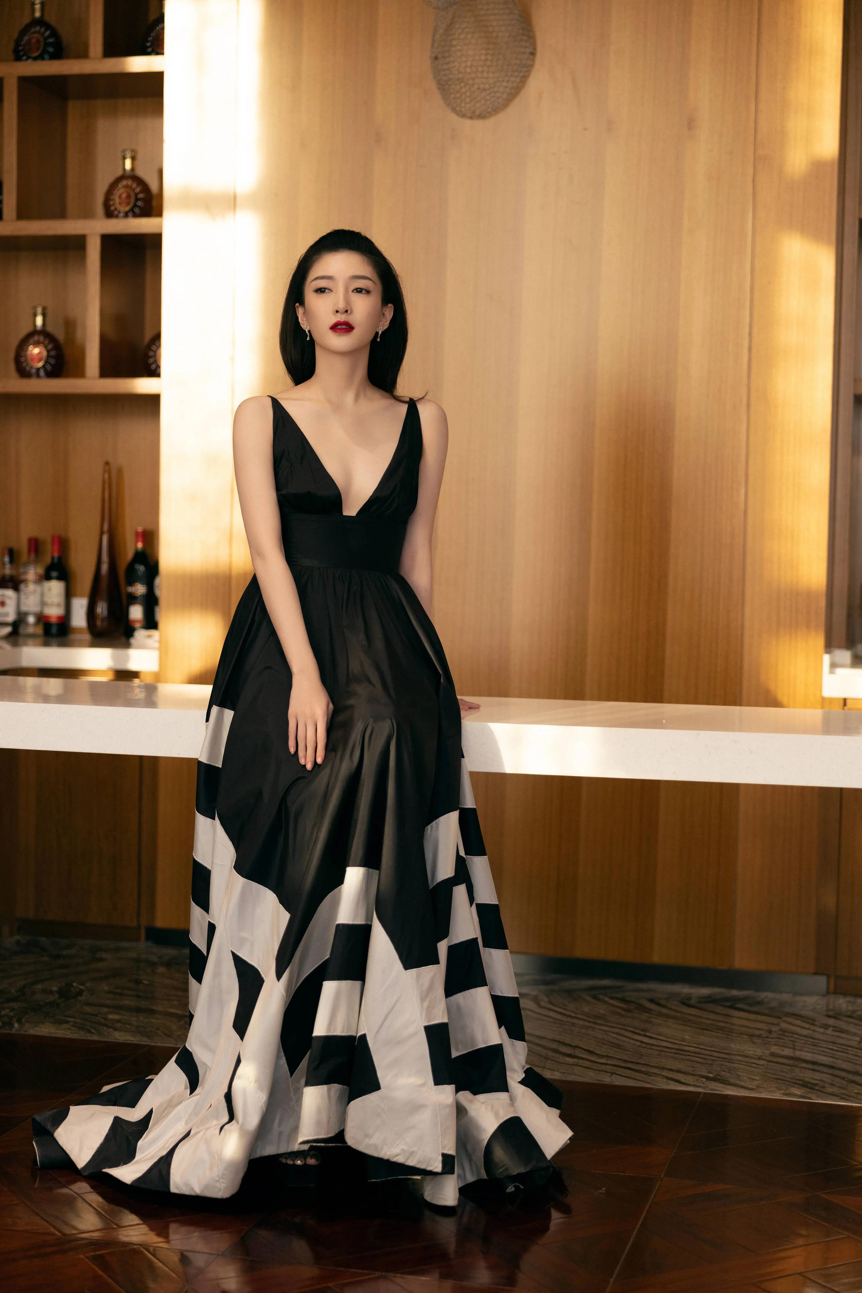 江疏影｜黑色是浪漫是典雅｜美图