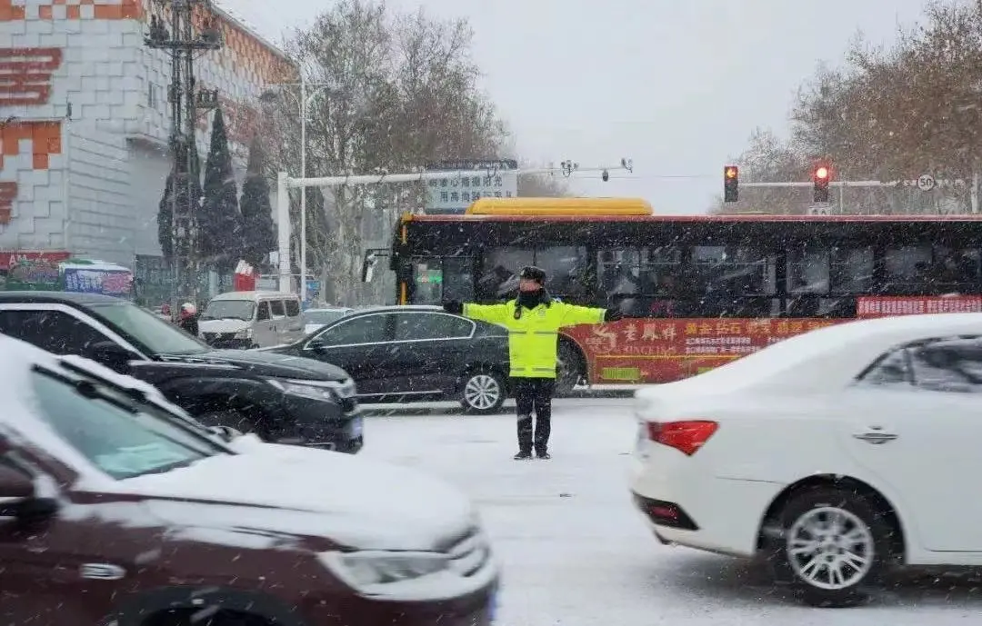 战风斗雪！风雪路上的“警察蓝”很安心