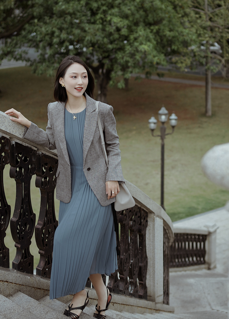 都听说过雅莹品牌吧,许多购物中心都有它的商店,是中国知名的女装品牌