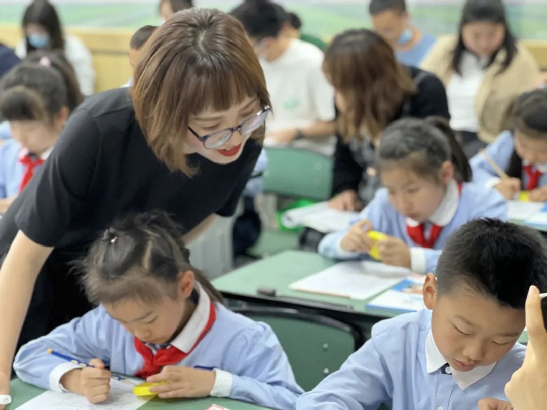 冯之刚名师工作室齐聚双流区实验小学外国语学校开展送教研讨活动