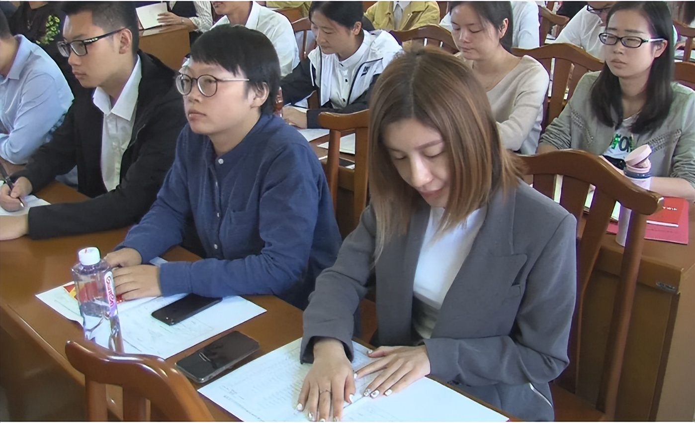 大学生迎“好消息”，基层就业有优惠，本科生每年最高补助1.2万