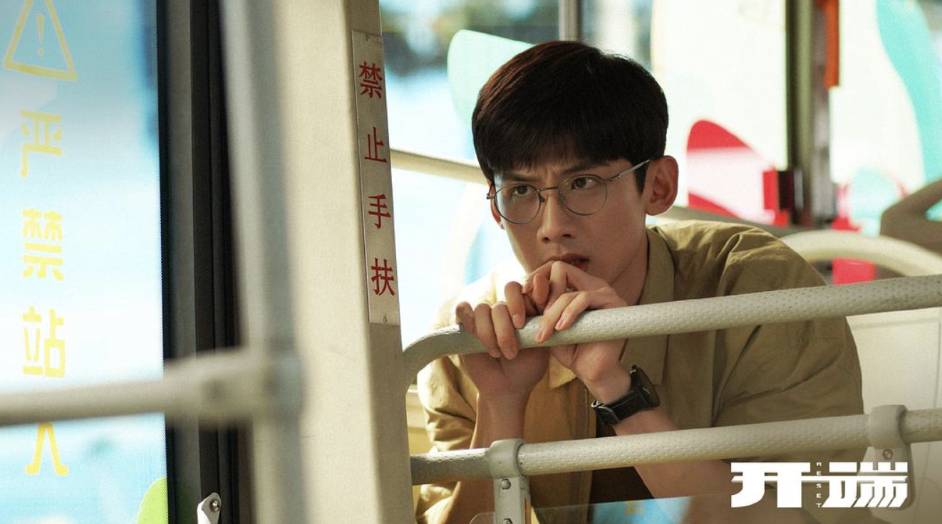 白敬亭虽然不是科班出身,但是从他的第一部作品《匆匆那年》中的乔燃