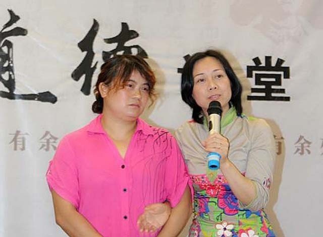 雇主跑路，拿不到工钱的保姆无私抚养两弃女，将她们培养成大学生