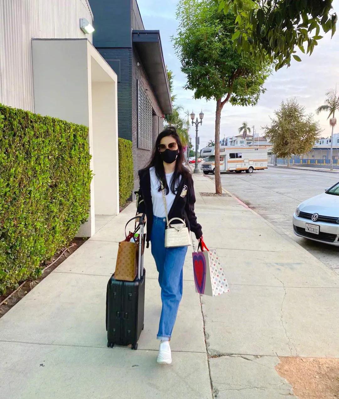 刘亦菲俏皮穿搭—别具一格，清雅脱俗，美到发光