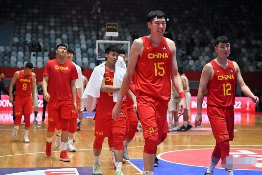 cba胡明轩比赛(7分钟0-14！中国男篮爆冷被打懵 周琦14 7全力救主 胡明轩立大功)