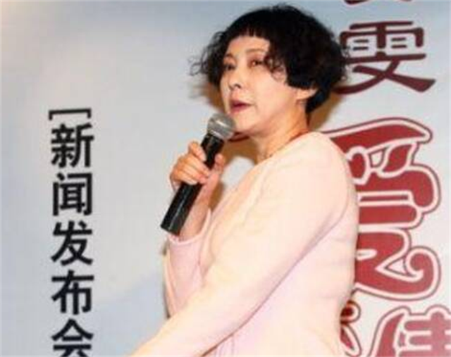 54岁《红楼梦》晴雯近况，替夫还债千万！泪崩自述丈夫死后租房住