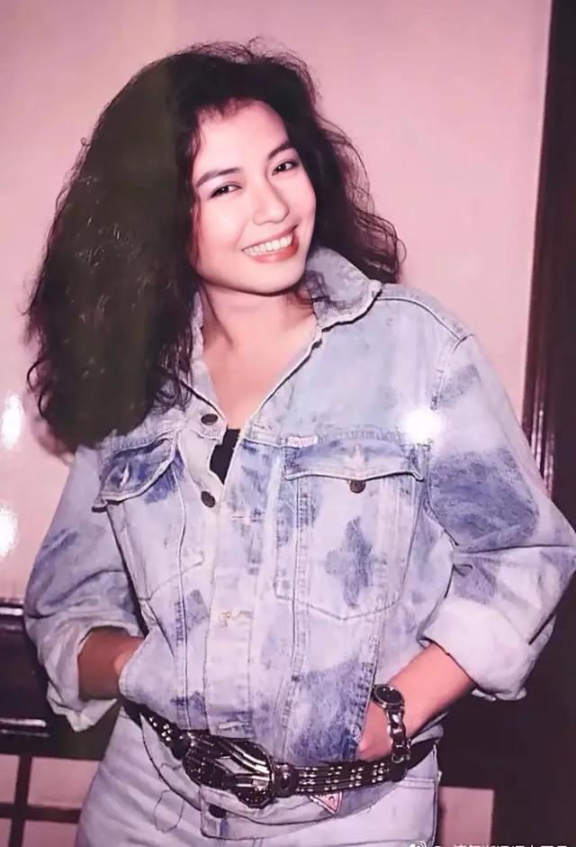 进入演艺圈后钟楚红演了许多经典的电影,也与周润发,成龙等合作出演