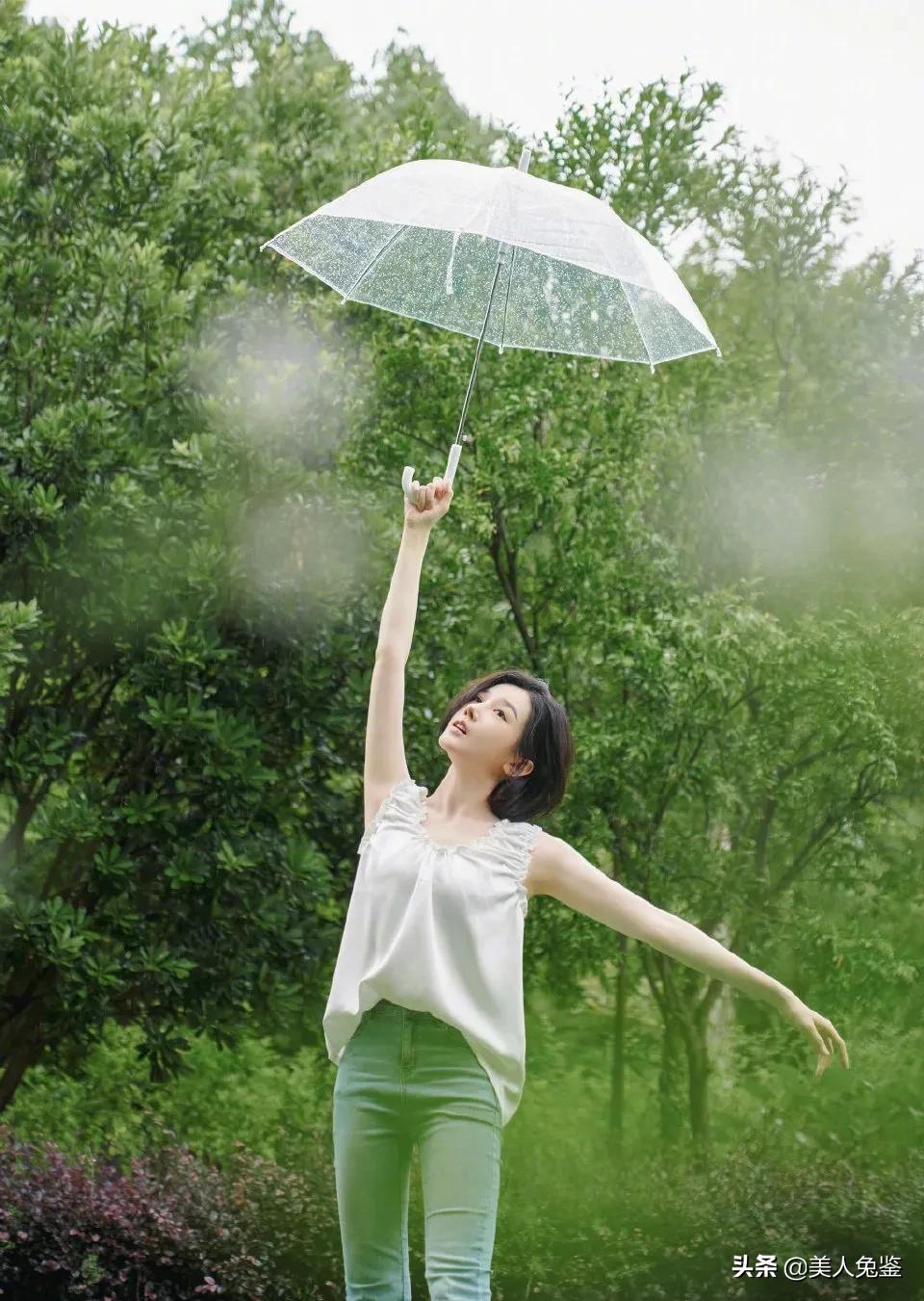 陈小纭发短发写真，化身雨中精灵