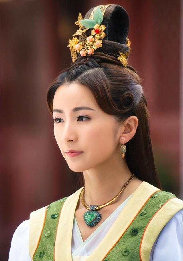 我國的足球運動員有哪些（國足球員個個富得流油，太太團美麗大方，李鐵事件只是冰山一角）