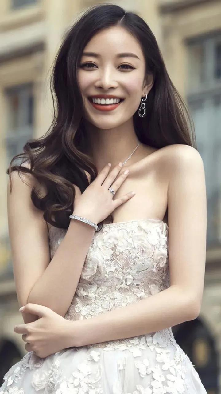 倪妮魅力十足身材火辣性感迷人,气质优雅千万直男的梦中女神