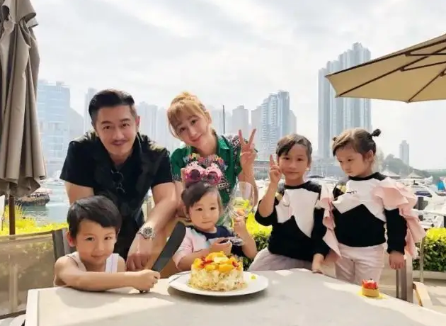 直播哭穷、住着豪宅求关爱，这6位卖惨翻车的明星，太打脸了