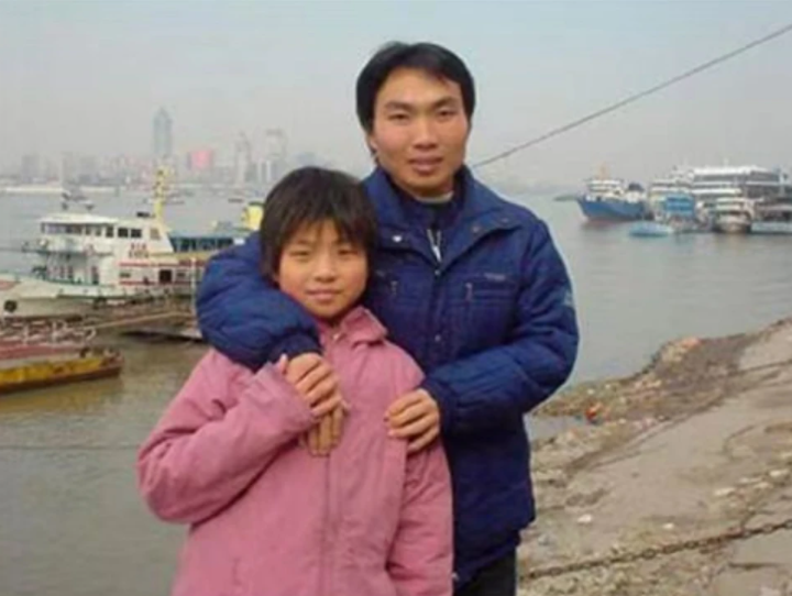 18年前，带着妹妹读大学，在学校捡破烂的21岁河南男孩，如今咋样