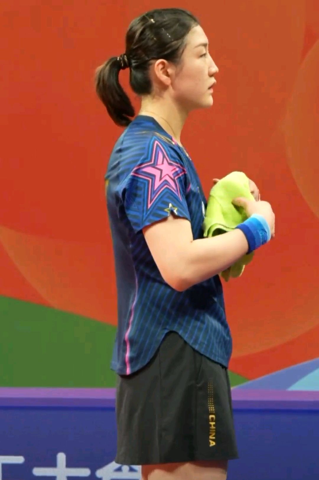 第三局陈思雨试图通过调动控制孙颖莎,但孙颖莎却通过自己回球落点的