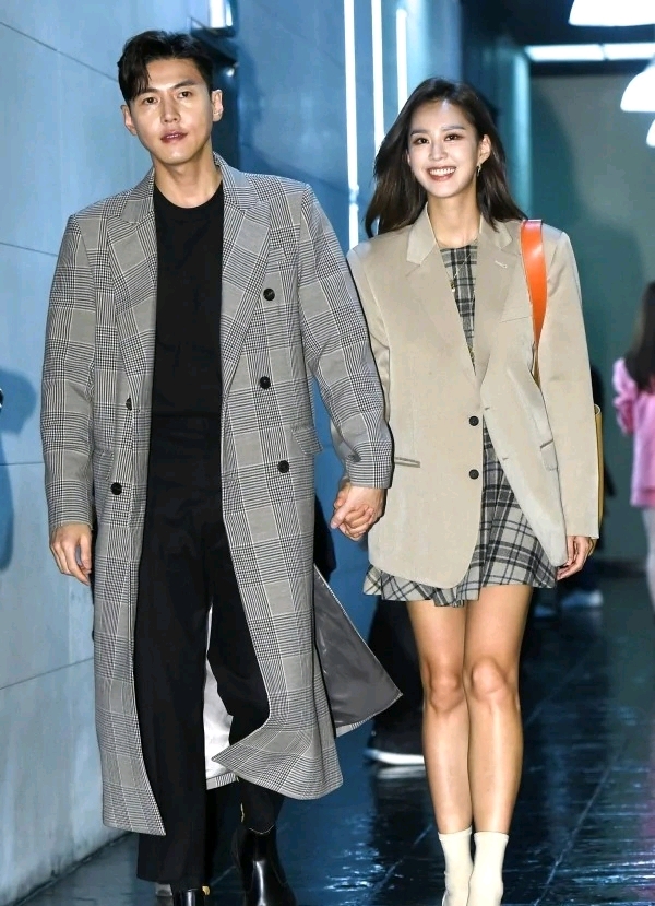 韩女演员池素妍丢下丈夫,穿着无绳游泳服,出现在酒