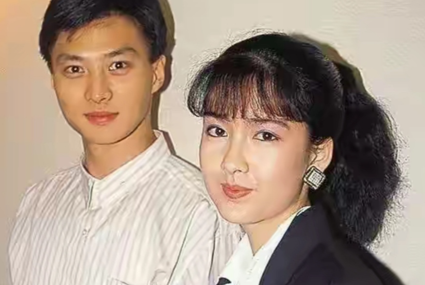 就深爱周的李克勤,看到了这首歌的爆火,以及想到这些年他们之间的感情