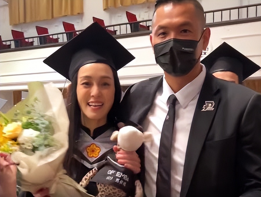 范玮琪拿到EMBA学位后激动落泪，仍旧无法走出哈佛社区大学的梗
