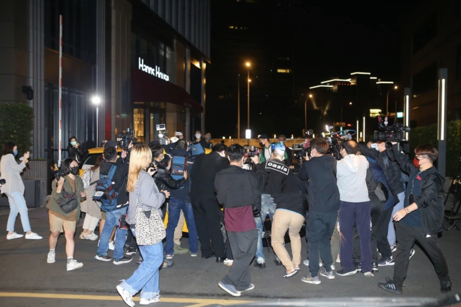 具俊晔隔离结束0点出关，坐车直奔大s家，小s模仿其唱跳迎新姐夫