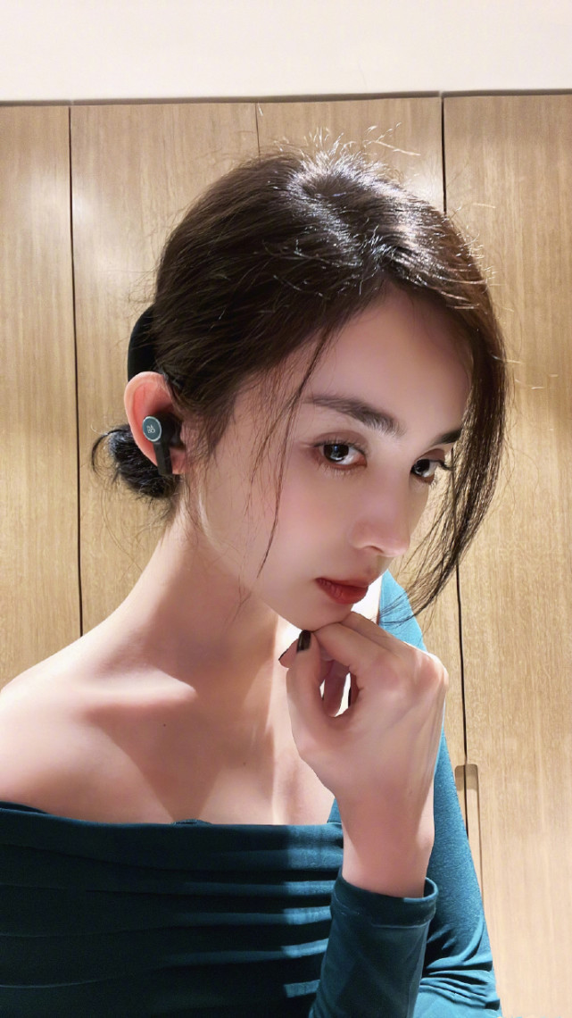 歪头图片真人(颜值天花板！古力娜扎晒怼脸拍，脸蛋360度无死角小蛮腰超抢镜)