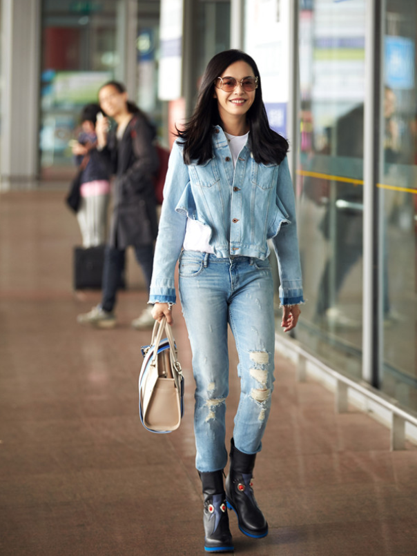 "蜘蛛网"的破洞牛仔裤搭配少女牛仔服,姚晨实力装嫩现场!