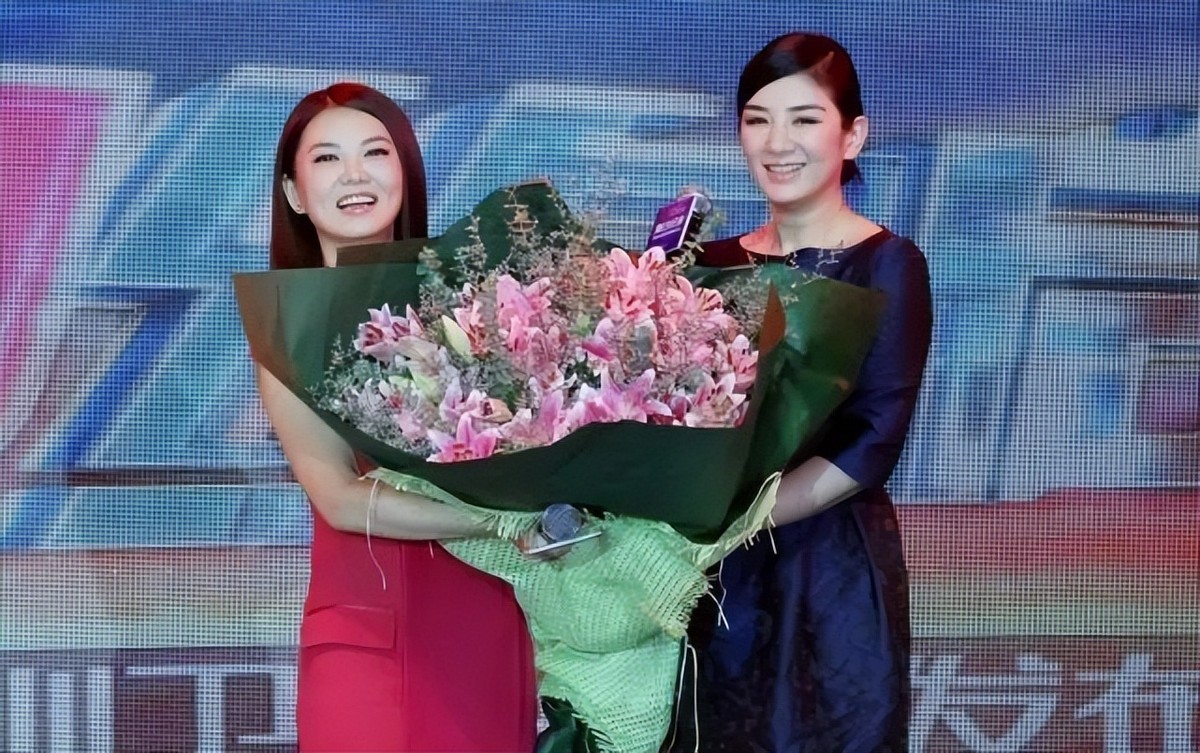 黄奕脱变不够彻底！穿蓝色刺绣裙同台比美李湘，小2岁却输得明显