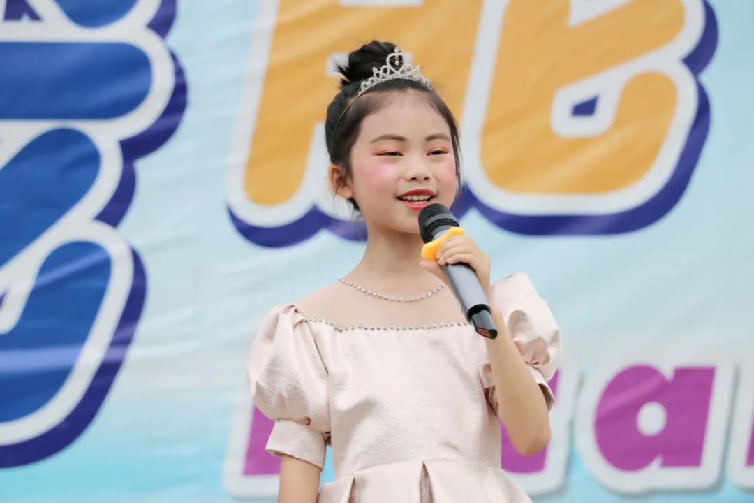 成都市双流区实验小学外国语学校兰花中队进行升旗仪式班级展示