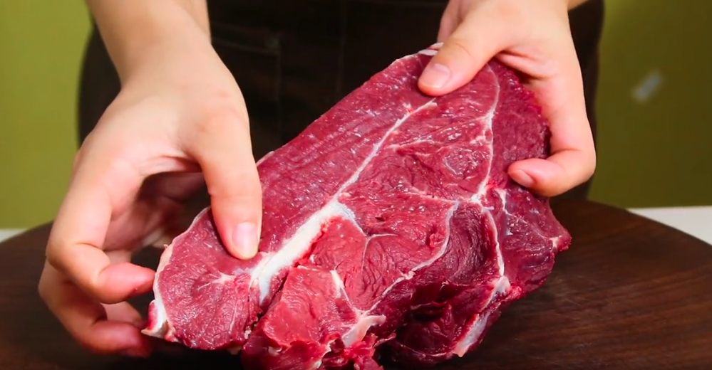 煮生牛肉的正确方法（水煮牛肉的经典做法口感滑嫩）