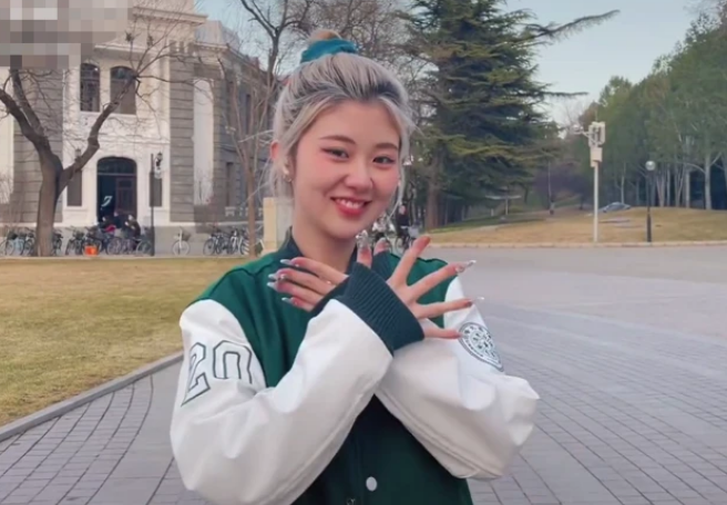 原来家长也“双标”，清华女孩“另类发色”走红，评论区却一边倒