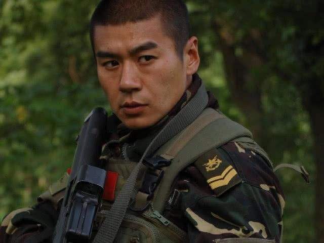 在现实生活中饰演郑三炮的徐佳还是一名军人,徐佳1980年11月26日出生