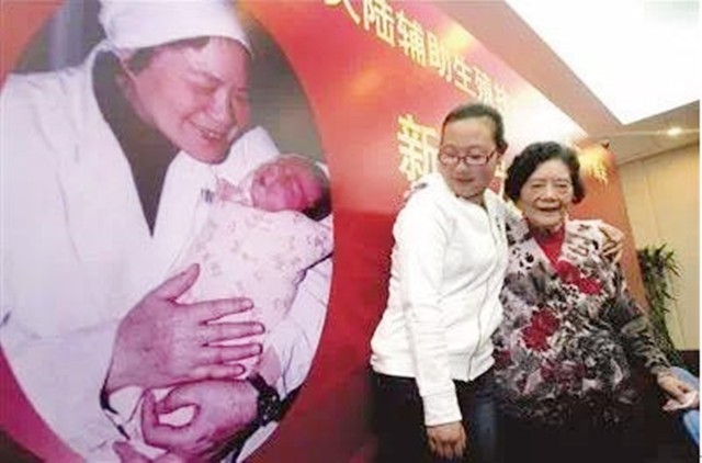 中国首例试管婴儿郑萌珠，31年后，在出生时的产房诞下一健康女婴