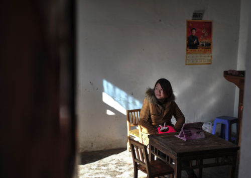 赘夫酒后欲侵犯13岁继女，妻子崩溃将其锤杀，全村联名求法院轻判