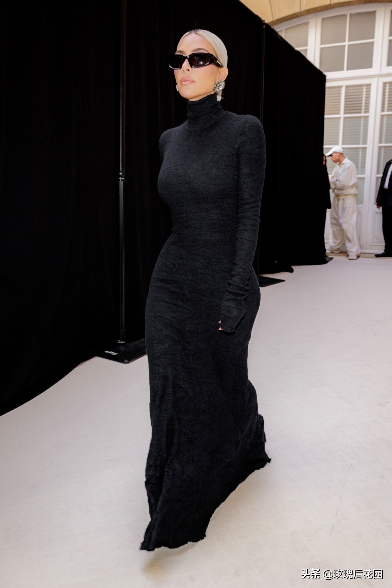 Kim Kardashian高挑有型，身穿黑色连身裙戴墨镜炫酷十足