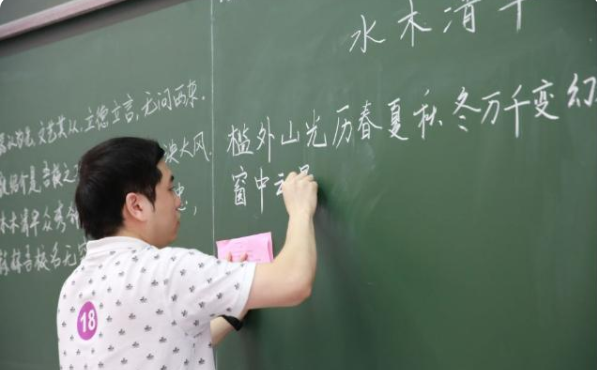 清华大学教师板书火了，字迹整洁好似印刷体，难怪学生都喜欢听课