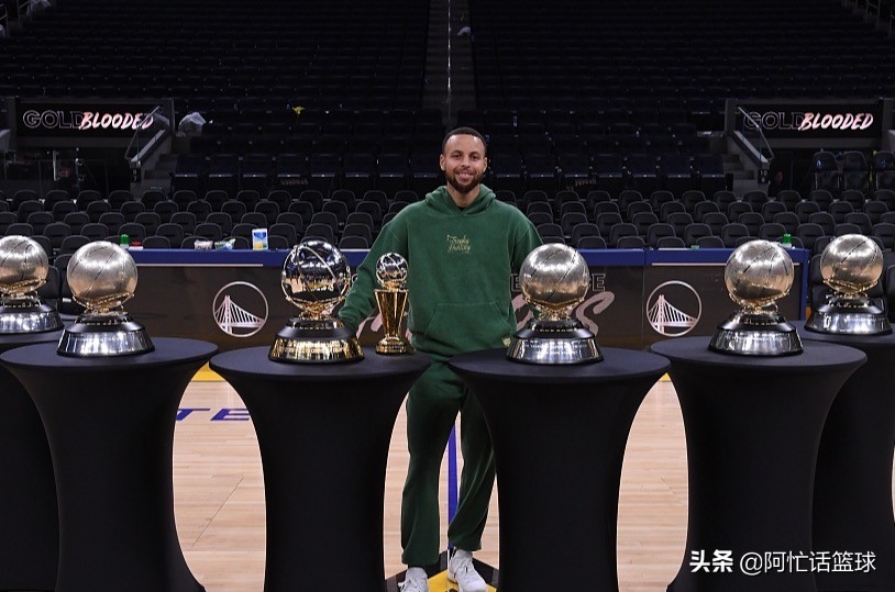 nba勇士为什么离不开库里(库里有多好？科尔透露不抱团 以身作则原因 勇士老板：球队的图腾)