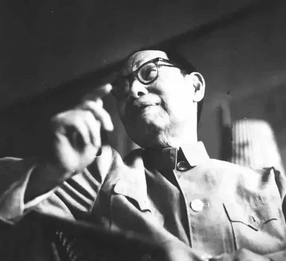 1937年，一乞丐怀抱